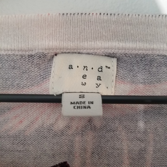 Maybe birds? Sweater - Picture 4 of 4